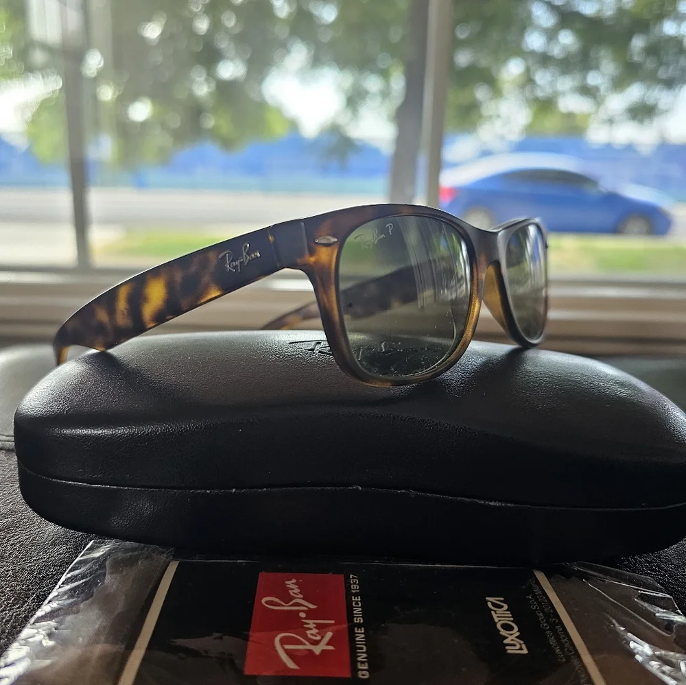 Ray-Ban Italy Leopard Print Brown Sunglasses with Hard Case And Cleaning‎ Wipe
